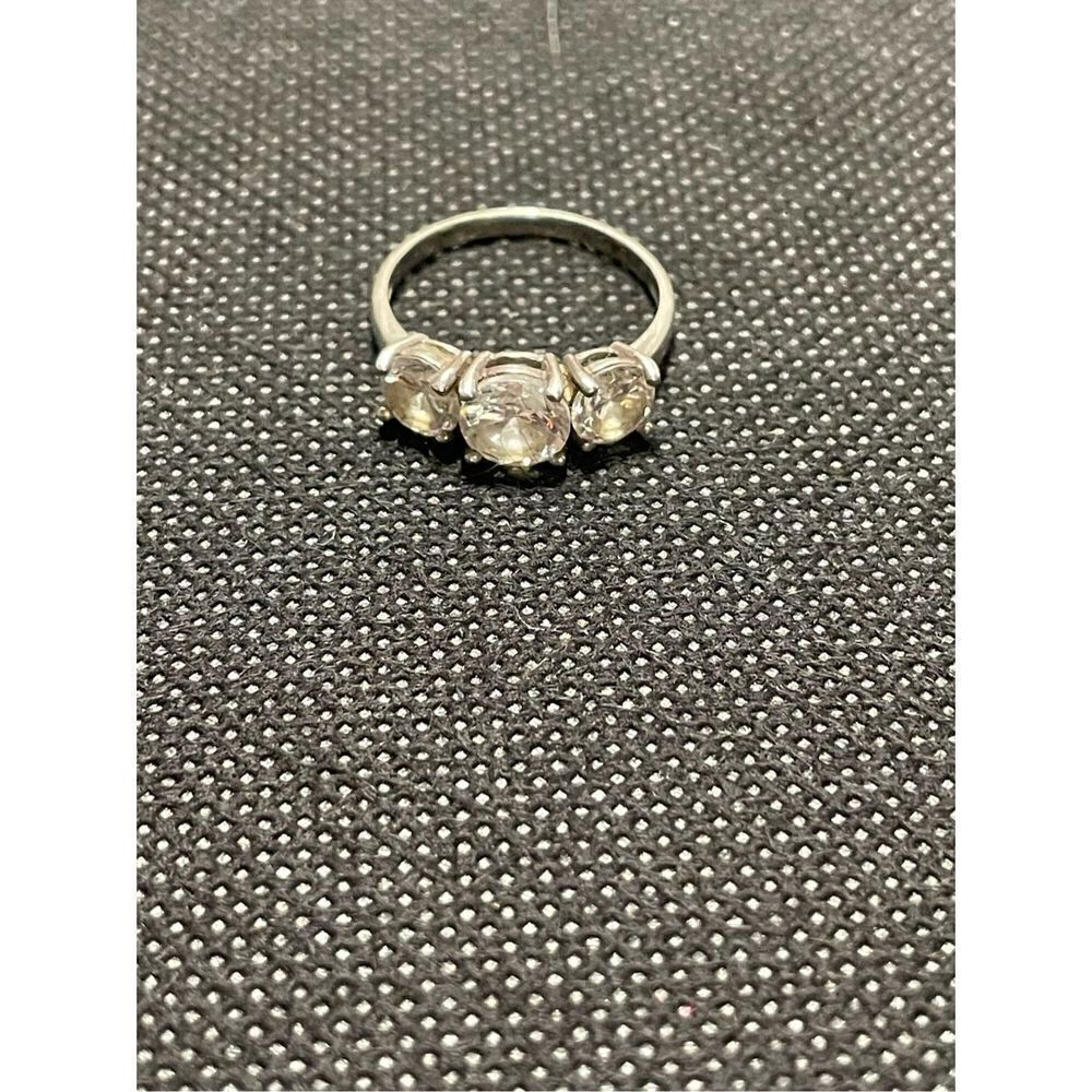 Ring with three white gem